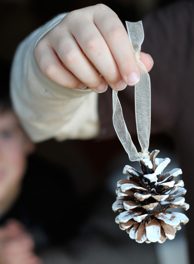 FLUTTER FLUTTER: Pinecone Ornament DIY